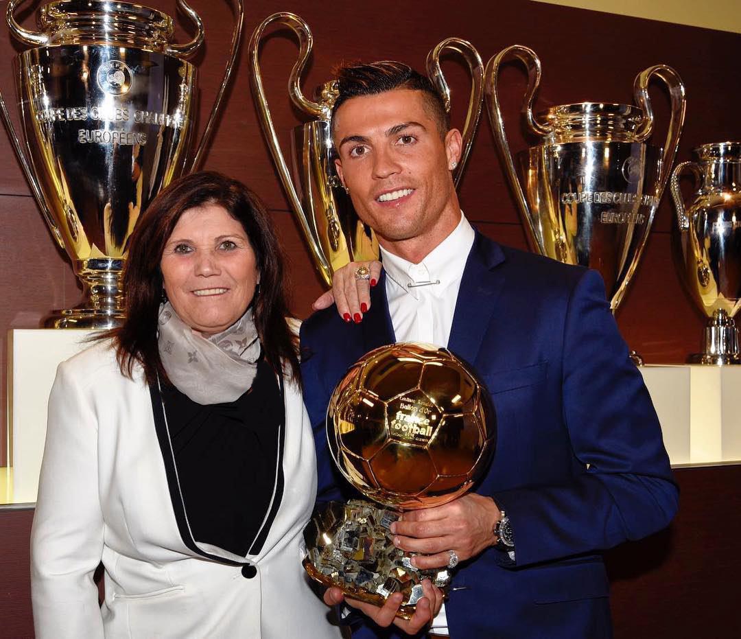 رونالدو در کنار مادر پس از کسب توپ طلا+عکس