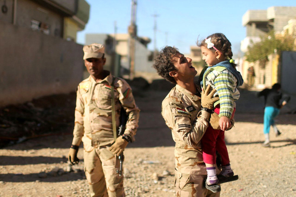 دختر کوچولوی موصلی در آغوش یک سرباز +عکس