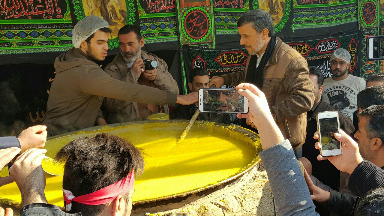 احمدی نژاد در حال هم زدن شله زد نذری+عکس