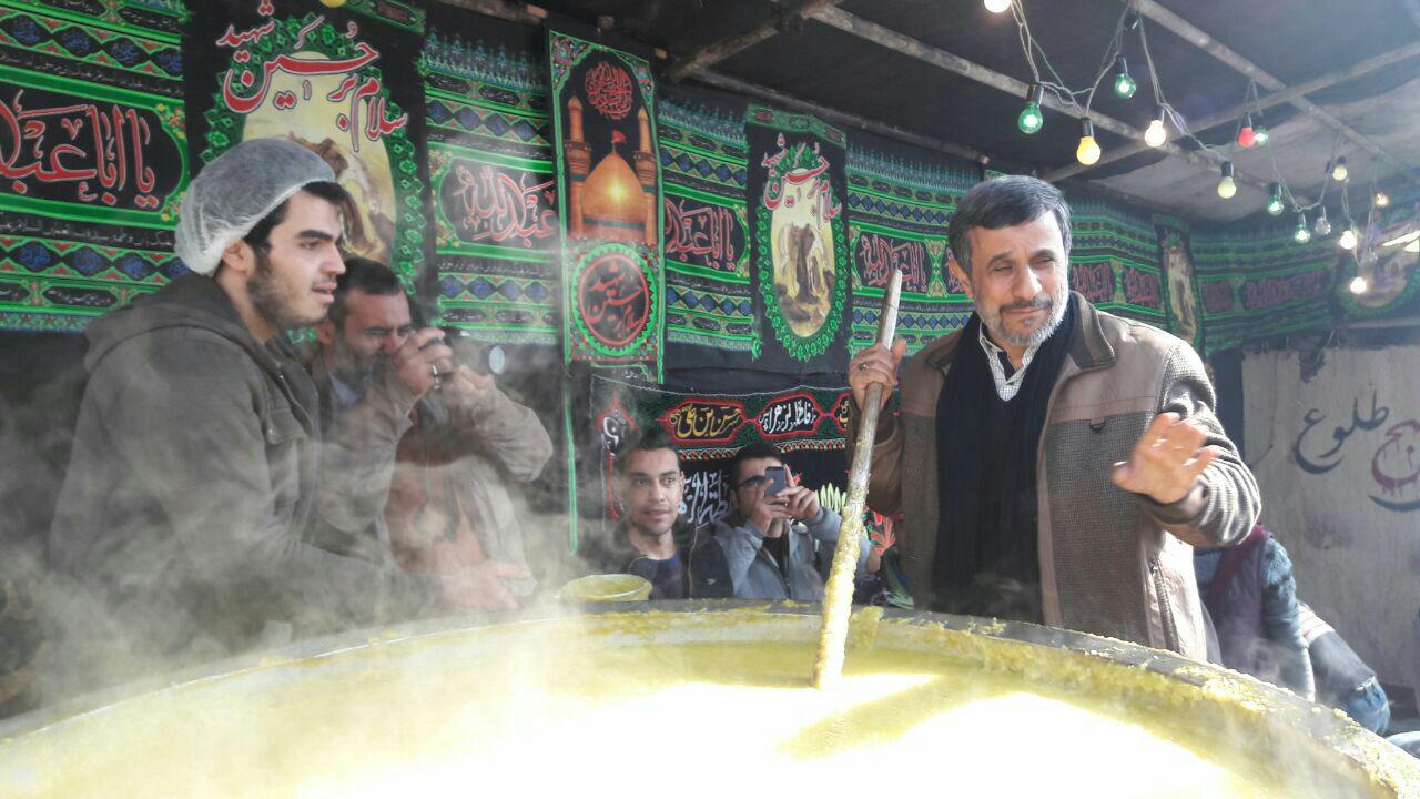 احمدی نژاد در حال هم زدن شله زد نذری+عکس