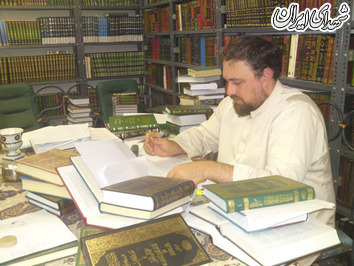 سید حسن خمینی در کتابخانه شخصی اش +عکس