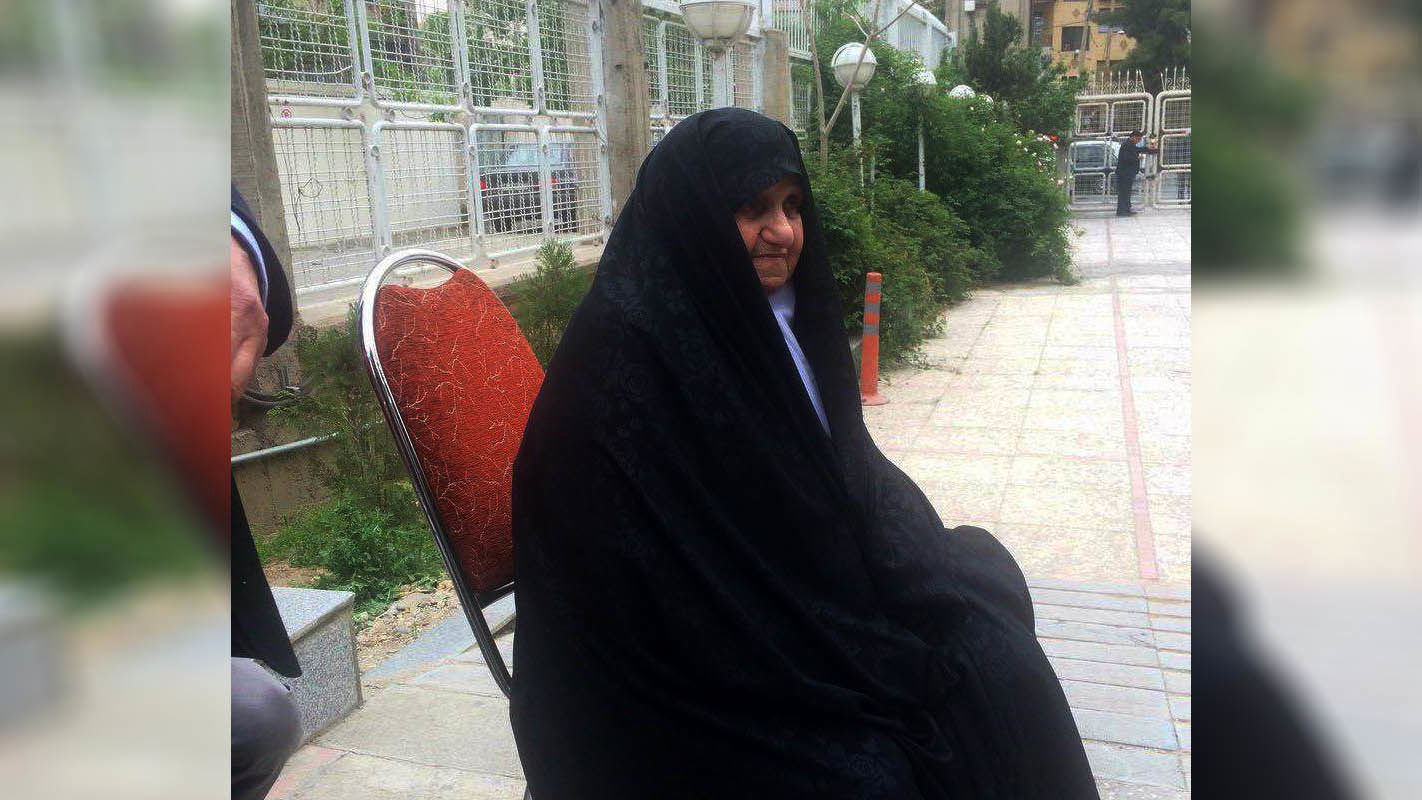 مادر شهیدی که رئیسی را از زیر قرآن رد کرد بشناسید+ عکس