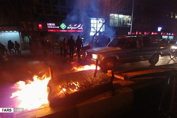 تخریب اموال عمومی توسط اغتشاشگران در تهران +عکس