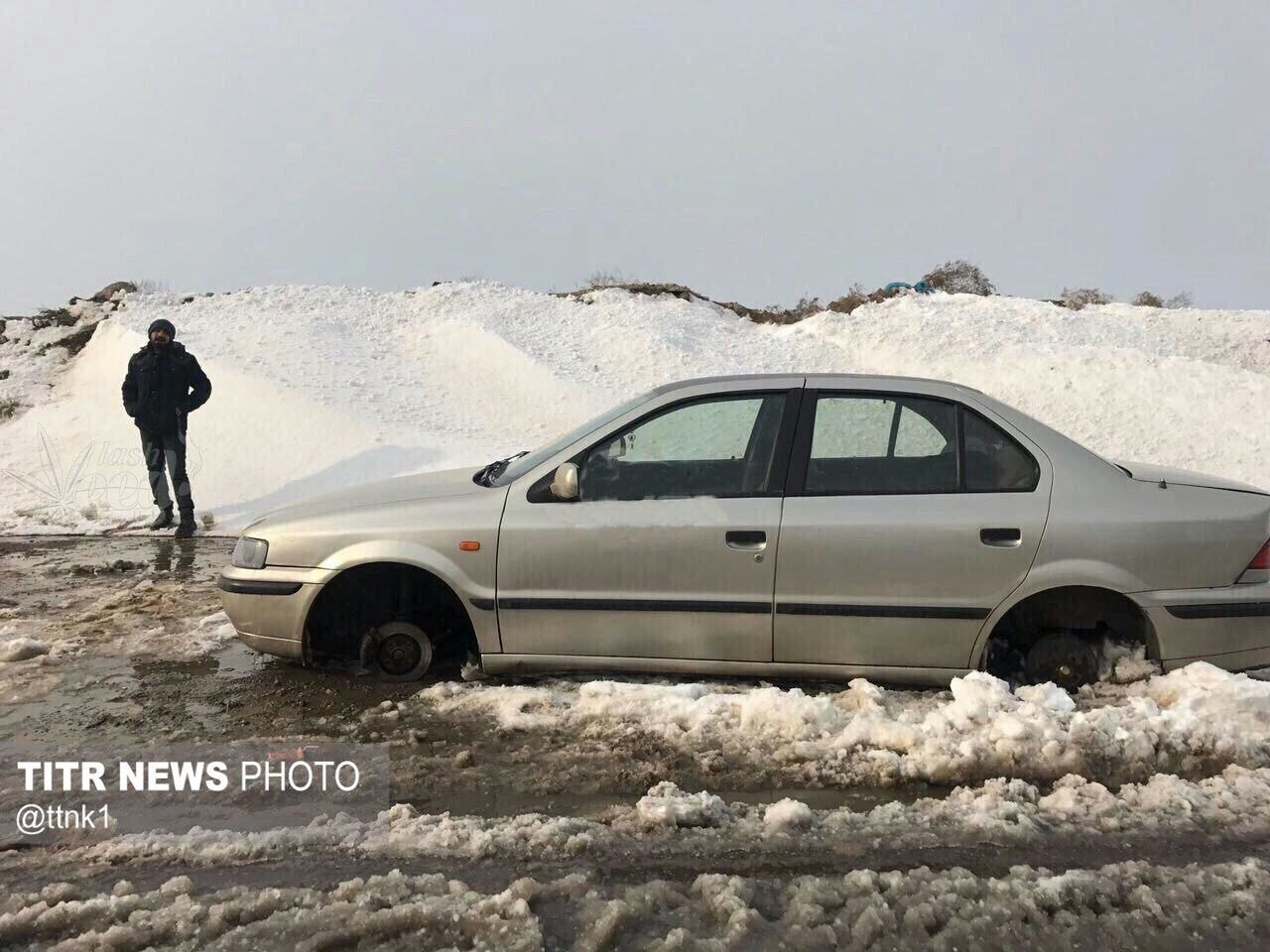 دزدان به خودروی گیر افتاده در برف هم رحم نکردند + عکس