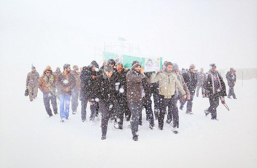 تشییع یک شهید مدافع حرم در برف و کولاک + عکس