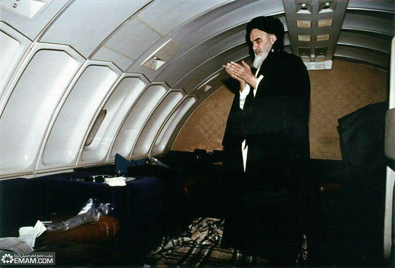 تصویری از نماز امام خمینی در داخل هواپیما + عکس