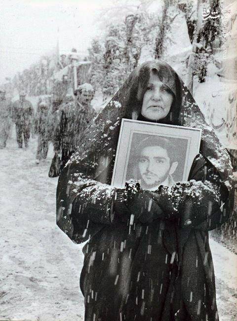 مادر شهید به دنبال فرزندش در هوای برفی + عکس