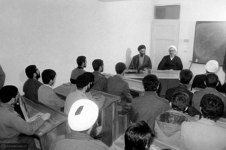 رهبر انقلاب و آیت الله واعظی طبسی در کلاس درس + عکس