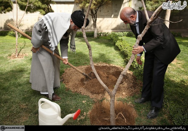 عکس / کاشت نهال در هفته منابع طبیعی توسط رهبر معظم انقلاب اسلامی