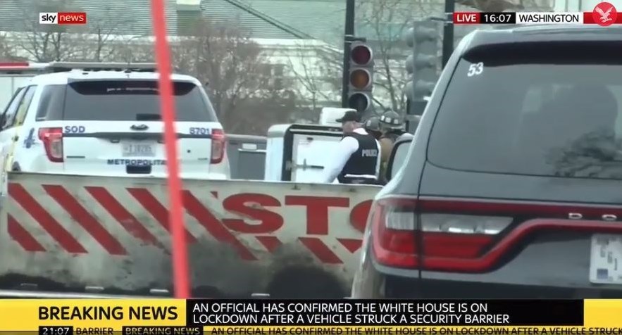 برخورد عمدی خودرو با حفاظ امنیتی کاخ سفید + عکس