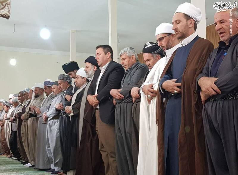 اقامه‌ نماز رئیسی در کنار برادران اهل سنت+عکس