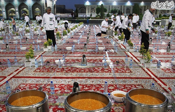 عکس/ افطار در حرم مطهر رضوی