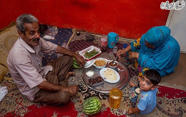 عکس/ سفره کارگری و افطار ساده