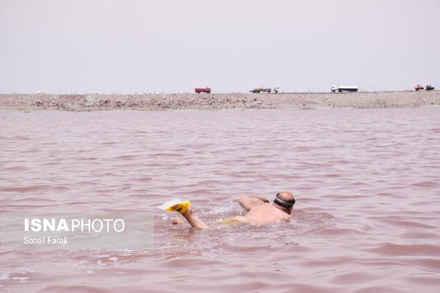 شنای یک جانباز با هدف احیای دریاچه ارومیه
