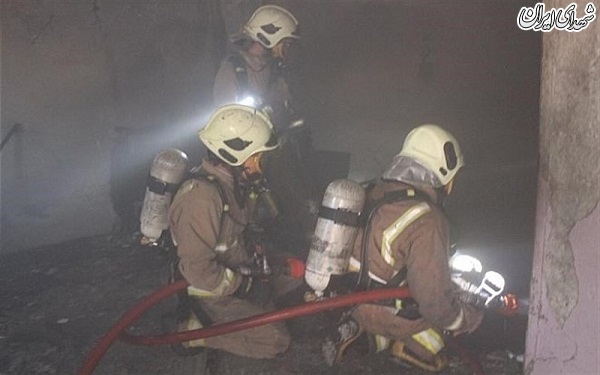 عکس/ نجات 16 نفر در آتش ودود