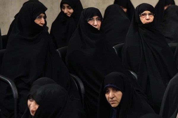 حضور دختران امام خمینی(ره) در مراسم تنفیذ+عکس