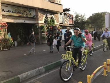 کیانیان در حال دوچرخه سواری در میدان ولی‌عصر+عکس