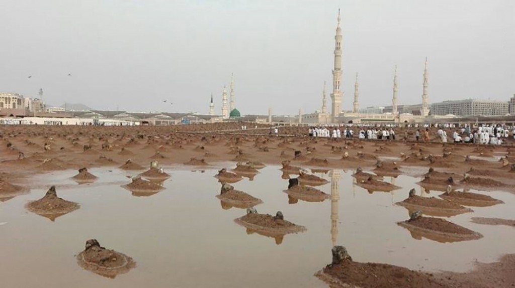 تصویری از بارش باران تابستانی در قبرستان بقیع