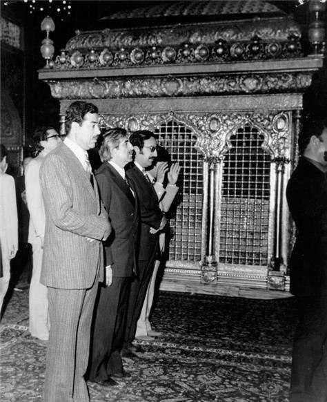 دیکتاتور عراق (صدام) در حرم امام رضا (ع) +عکس