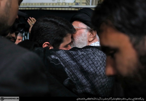 میثم مطیعی در آغوش رهبر فرزانه انقلاب +عکس