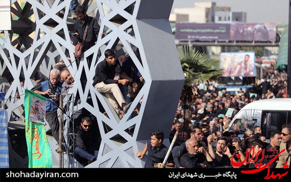 مراسم تشییع شهید محسن حججی در میدان امام حسین(2)