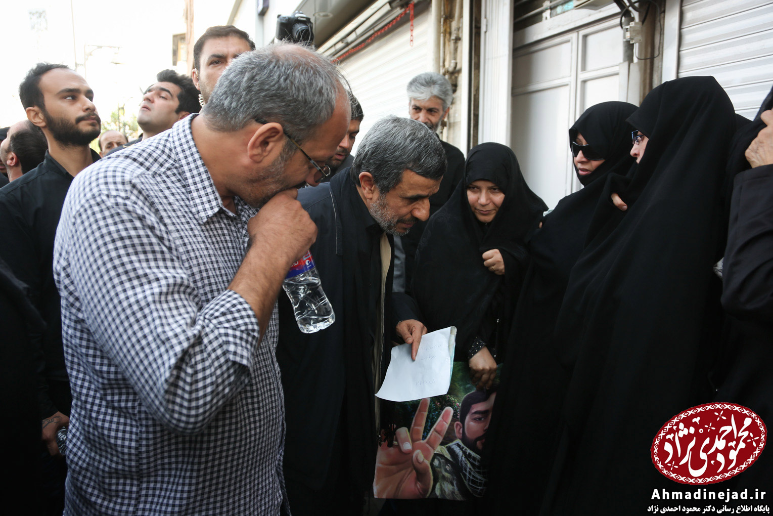 احمدی نژاد در مراسم تشییع شهید حججی + تصاویر