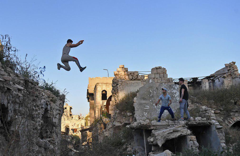 بازی جوانان سوری در ویرانه‌های شهر حلب + عکس