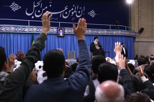 امام خامنه‌ای: برخی سران آمریکا احمق‌های درجه یکی هستند/ مقابل یاوه‌گویی آنها شجاعت داشته باشید