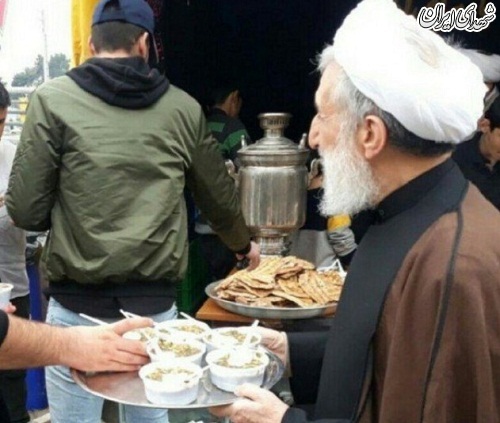 عکس/ پذیرایی امام جمعه تهران در ایستگاه صلواتی