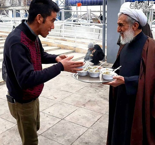 عکس/ پذیرایی امام جمعه تهران در ایستگاه صلواتی