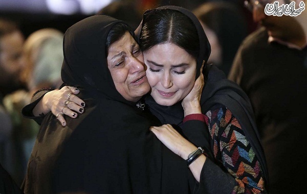 عکس/ الناز شاکردوست در آغوش مادر شهید