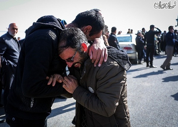 عکس/ وداع خانواده های شهدای حادثه تروریستی زاهدان