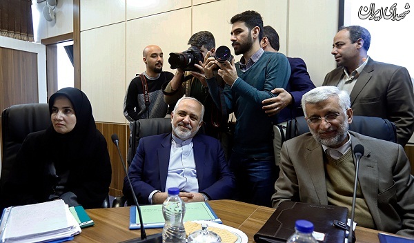 عکس/ هم‌نشنیی ظریف و جلیلی در جلسه مجمع
