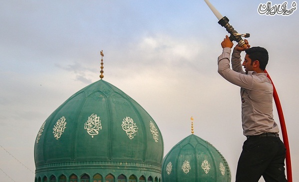 عکس/ شست‌وشو و تعویض پرچم گنبد مسجد جمکران