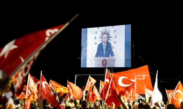جشن و پایکوبی هواداران اردوغان در خیابان‌ها + عکس