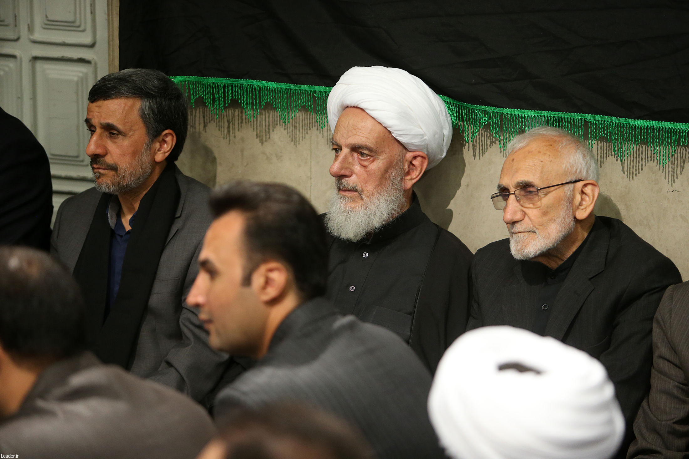 احمدی نژاد در مراسم عزاداری بیت رهبر انقلاب + عکس