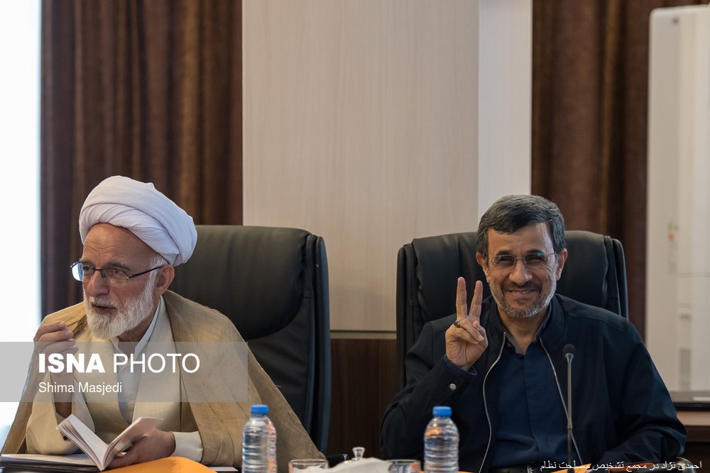 برخورد متفاوت احمدی نژاد در جلسه مجمع + عکس
