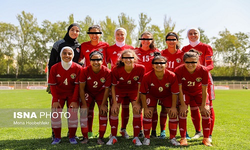بی حجابی زنان فوتبالیست در ورزشگاه تهران!؟ + عکس
