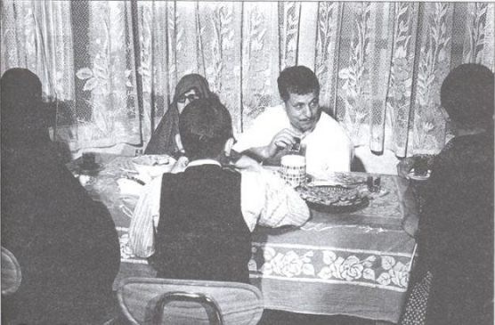مرحوم هاشمی و خانواده سر میز صبحانه + عکس