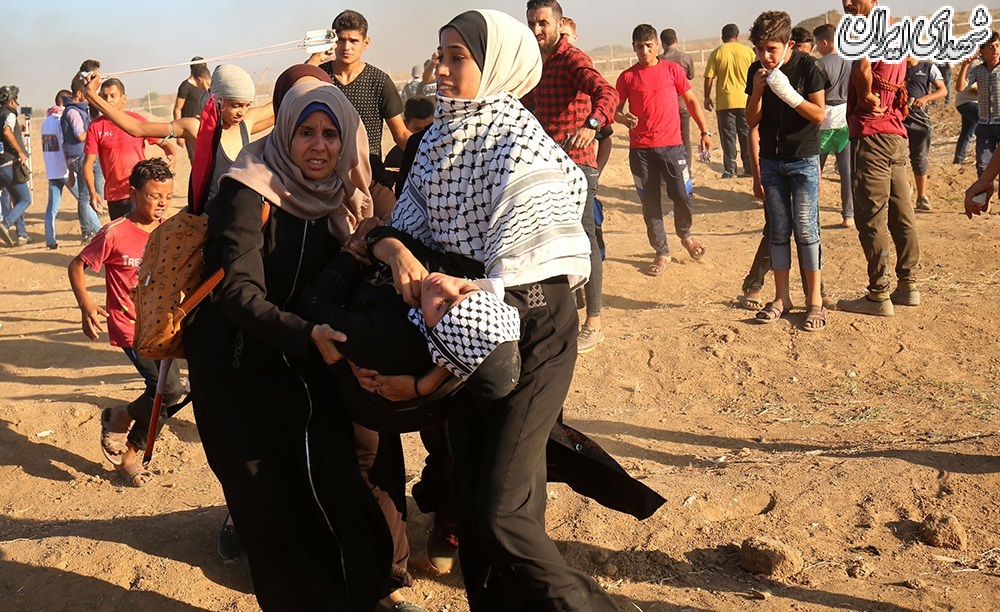 زنان فلسطینی در خط مقدم مبارزه با نظامیان اسرائیلیزنان فلسطینی در ارائه الگوی افتخار در فداکاری در کنار مردان کوتاهی نکرده اند و در همه میادین مبارزه و عرصه‌های مقاومت در برابر رژیم صهیونیستی حضور دارند.