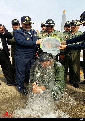 آب ریختن فرمانده نیروی هوایی بر سر یک خلبان + عکس