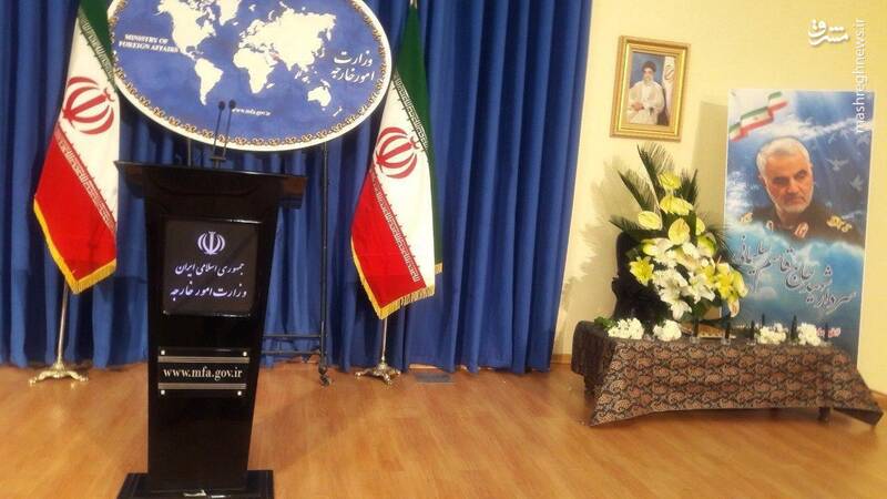 عکس/ یادبود سردار سلیمانی در نشست خبری سخنگوی وزارت خارجه