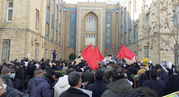 تجمع مردم و دانشجویان: ظریف بابت اظهاراتش عذرخواهی کند
