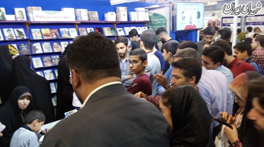 جشن امضای کتاب‌ شهید طهرانی‌مقدم در نمایشگاه کتاب برگزار شد+ عکس