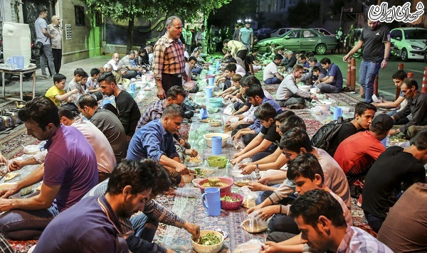 عکس/ سفره افطار برای رهگذران در تهران