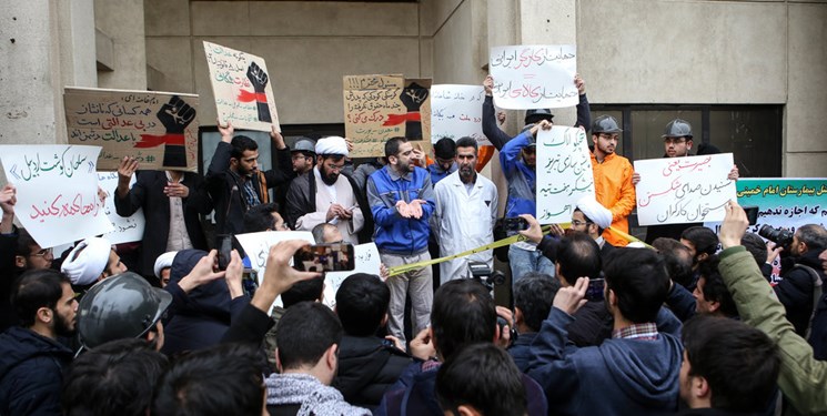 دانشجویان در اعتراض به روند خصوصی‌سازی در کشور تجمع می‌کنند