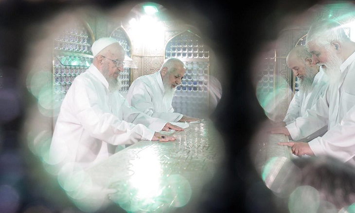 فیلم/ غبارروبی مضجع شریف رضوی با حضور مراجع تقلید