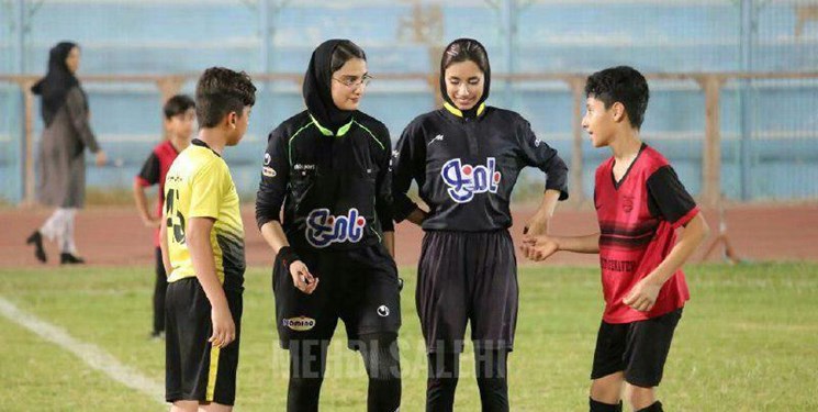 داوری فوتبال نوجوانان پسر توسط زنان! + عکس