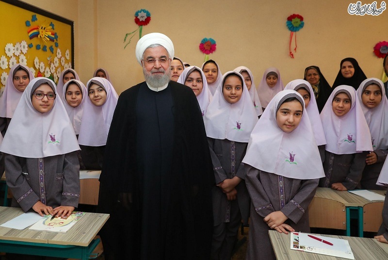 عکس یادگاری روحانی با دختران دانش‌آموز