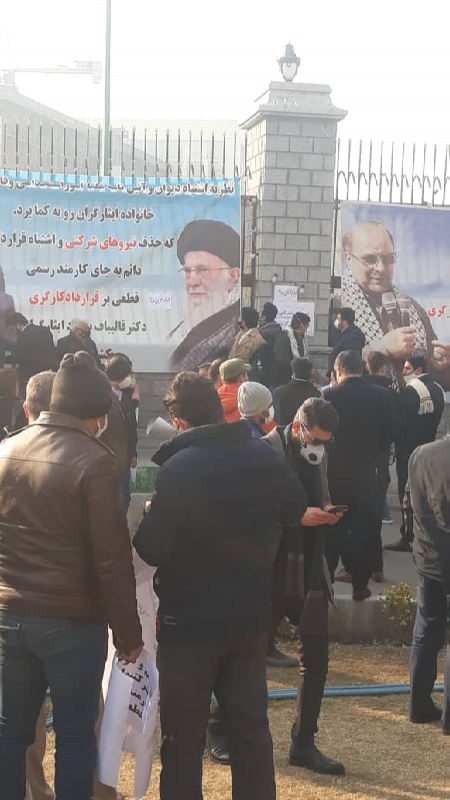 تجمع جمعی از خانواده‌های شهدا و ایثارگران مقابل مجلس
